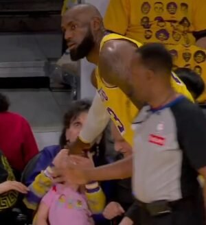 LeBron James corre hacia un joven fan después de golpear accidentalmente la pelota durante un partido de playoffs de los Lakers