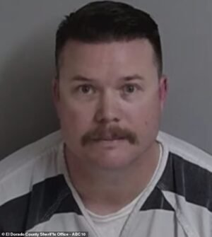 Un capitán de bomberos pasará el resto de su vida en prisión por matar a su prometida y a su hijo de 7 años por una discusión sobre una película.