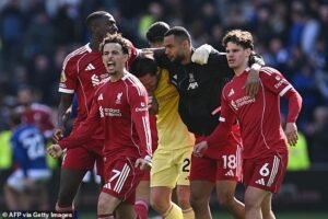 La estrella del Liverpool hizo un ataque brutal al Everton después de la victoria de su equipo en el último suspiro en el derbi de Merseyside y reveló la pelea con los fanáticos.
