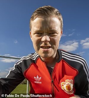 Mark Goldbridge dice que la leyenda del Man United, Rio Ferdinand, está “aburrida” en una disputa en línea una semana después de que se asoció con el YouTuber Gary Neville.