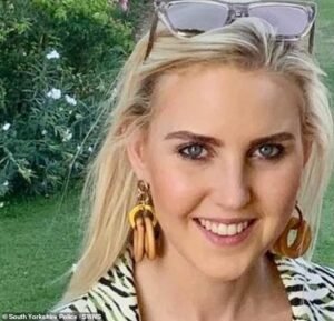 El conductor ‘arrogante’ que atropelló y mató a una joven a 90 km/h mientras cruzaba la calle se ríe afuera del tribunal, antes de llorar en el banquillo mientras lo condenan a nueve años de cárcel.