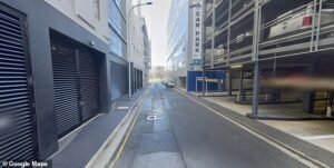 LIGHT SQUARE, ADELAIDE: Un hombre es confrontado por la policía durante un incidente en hora pico.