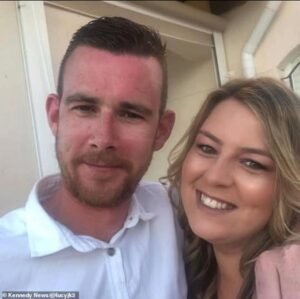 ¡Una imagen de desesperación! Una pareja que pensaba que estaban obteniendo una ganga pensó que era demasiado bueno para ser verdad cuando pidieron a Temu un arco de jardín por £ 11,19.