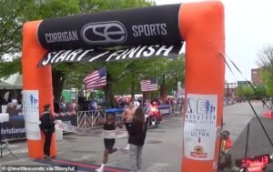Momento humillante Un corredor celebra haber ganado un maratón… sólo para ser superado en la línea por un competidor en un final brutal.