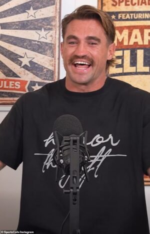 En un momento hilarante, el amigo borracho de una estrella del fútbol lo llama a mitad del partido para trineo: “No te quieren allí”