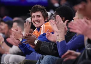 Timothée Chalamet lidera a las celebridades que ven a los Knicks sufrir una derrota en los playoffs de la NBA… pero su novia Kylie Jenner no se ve por ninguna parte en MSG