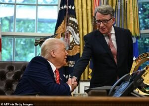 Donald Trump le pega la bota a Peter Mandelson en Keir starrer cuando dice que el grande laborista fue una “muy mala elección” para el embajador de Estados Unidos.