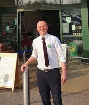 El comisionado de la Policía Metropolitana respaldó al gerente de una tienda Morrisons que fue despedido por tratar con un ladrón en serie que lo atacó.