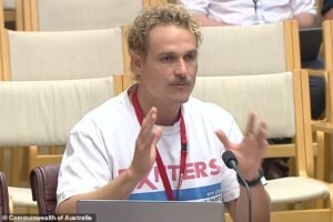 El australiano acusa al país de “venderse” y pregunta por qué regalamos una de nuestras mayores exportaciones