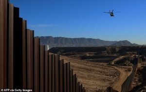 Dos agentes de la CIA mueren cuando su coche se desliza por un barranco y explota tras una reunión en torno a la estatua del ‘laboratorio de drogas más grande’ de México.