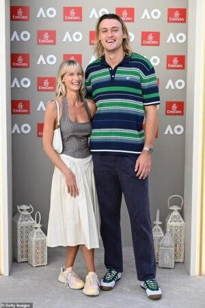 ¿Qué es ‘Volverse niño sobrio’? La estrella de radio y AFL WAG Dee Salmin lo hizo durante dos años y dice que cambió su vida