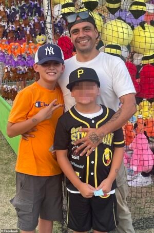 El ‘Padre del Año’ se dispara antes de matar a un niño de 11 años en el baño del aeropuerto