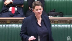 Los estudiantes ya no pueden llevar teléfonos en bolsos o bolsillos según la nueva prohibición de la escuela