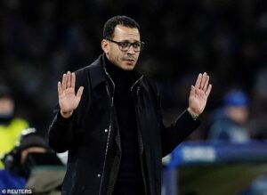 Gary Neville llora ante el ‘loco’ Chelsea: la leyenda del Manchester United insiste en que los propietarios ‘no tienen ni idea de lo que están haciendo’ después de despedir a Liam Rosenier, y nombra a dos estrellas que ‘cosieron’ al entrenador