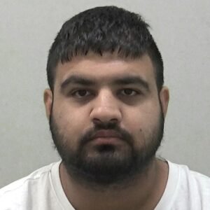 Taxista condenado a nueve años de cárcel por conducir deliberadamente y herir gravemente a su abuelo después de que alguien le arrojara una paleta a su coche