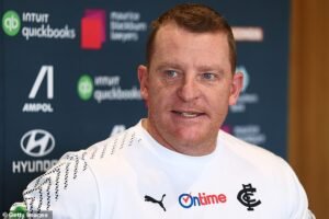 El furioso entrenador de Carlton, Michael Voss, plantea acusaciones de amenaza de bomba por un problema de salud mental con Elijah Hollands