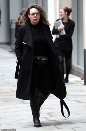 Una mujer que fue abandonada por su padre millonario cuando era niña debido a su testamento ganó £123,000 después de una amarga batalla judicial con su madrastra.