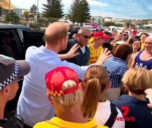 ‘¡Fácil, fácil!’: Momento en que el príncipe Harry bromeó que Meghan necesitaba calmarse mientras abrazaba al salvavidas australiano en Bondi Beach