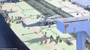 Trump emitió una orden de “disparar a matar” en una dramática escalada en Ormuz cuando el Pentágono publicó un video de las fuerzas estadounidenses capturando un petrolero iraní en medio de un alto el fuego en desarrollo.