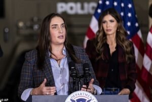 Los secretos sexuales lésbicos de la líder de ICE de Kristi Noem: Ex-novio afirma ataques de celos contra los hombres, gritos a través de las paredes del hotel… y exige trajes ajustados