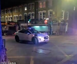 El momento en que se prueban los coches Waymo ‘sin conductor’ en una escena del crimen acordonada en Londres – pero la empresa insiste en que fue un error humano
