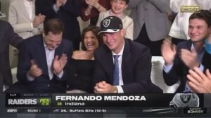 Fernando Mendoza fue seleccionado como el No. 1 global por los Raiders en el draft de la NFL mientras Tom Brady finalmente consigue su mariscal de campo franquicia.