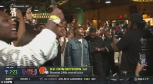 KC Concepción, burlado por trolls malvados por su impedimento en el habla, es una selección de primera ronda en el draft de la NFL.