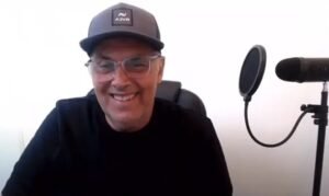 Un youtuber británico ha recibido una factura de difamación de 40.000 libras esterlinas por promover una “teoría de conspiración totalmente infundada” sobre los asesinatos de una mujer y sus dos hijas que conmocionaron a Estados Unidos.