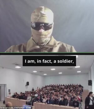 Un soldado ucraniano les dice a los estudiantes rusos: “Tendré que matarlos a todos” si se alistan en la guerra de Putin después de infiltrarse en una campaña de reclutamiento universitario.