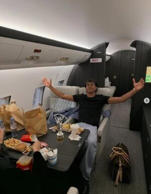 La estrella del Barcelona Lamin Yamal ha sido acusado de “falta de profesionalismo” después de lesionarse 48 horas después de compartir fotos “orgullosas” de él mismo comiendo McDonald’s en un jet privado.