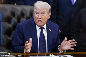 Trump lanza un segundo buque de guerra para imponer el bloqueo de Ormuz mientras Irán se burla de un alto el fuego “sin sentido”