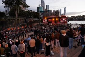 Miles de personas acuden en masa al conmovedor tributo al atardecer de Anzac mientras el estreno también es un día festivo