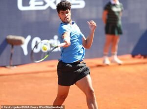 Carlos Alcaraz fuera del Abierto de Francia: el número 2 del mundo se retira de Roland Garros por una lesión en la muñeca: su archirrival Janic Sinner recibe un gran impulso en su búsqueda de su primera victoria