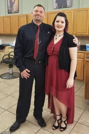 Una mujer de 20 años que se casó con su propio padre recurrió a Facebook para revelar cómo superó una pesadilla de incesto con un nuevo hombre… revelando el último escándalo de su padre.