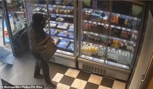 Se pide a los guardias de seguridad que no detengan a los compradores por temor a su salud y seguridad.