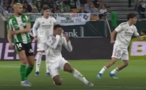 Los aficionados tildan a Jude Bellingham de “desvergonzado” mientras las repeticiones muestran a la estrella del Real Madrid fingiendo haber recibido un puñetazo en la cara.