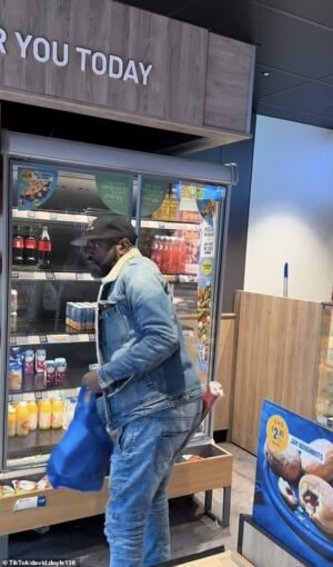 Greggs ha clavado un hacha en el frente del refrigerador de alimentos de la tienda.