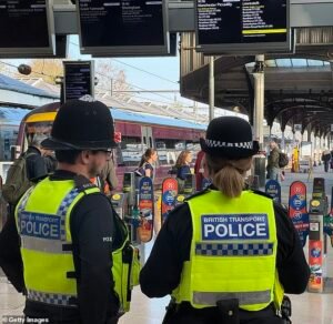 ¡Fuera de la pista! Temores de una ‘ola delictiva’ en el transporte público a medida que los robos aumentan un 136% y los delitos sexuales un 17% desde antes de Covid