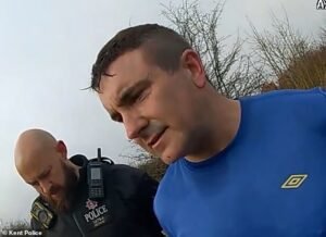 Un sargento de policía ha sido arrestado tras ser visto desnudo y masturbándose cerca de una zona de juegos infantiles, mientras se enfrenta a una orden de peligro sexual.