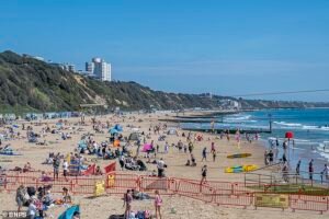 Los británicos soportan temperaturas de 22 ° C en playas, parques y jardines de pubs, mientras Met Office anuncia el pronóstico para el maratón de Londres
