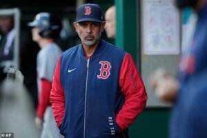 Los Medias Rojas de Boston despiden al manager Alex Cora y a cuatro entrenadores después de un comienzo impactante de la temporada de la MLB