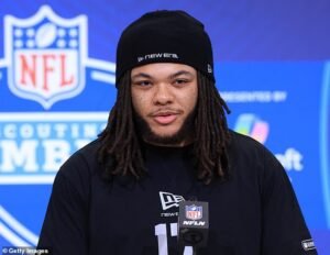 El brutal ‘Mr. La estrella de los New Broncos, Red Murdoch, recibió el título de “irrelevante” después de ser seleccionado con la selección final del draft.