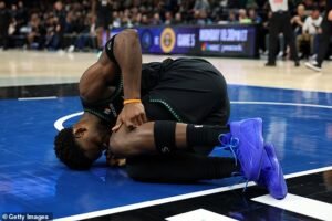 El momento en que la estrella de los Timberwolves, Anthony Edwards, sufrió una terrible lesión en la rodilla mientras lo ayudaban a regresar al vestuario después de un aterrizaje brutal.