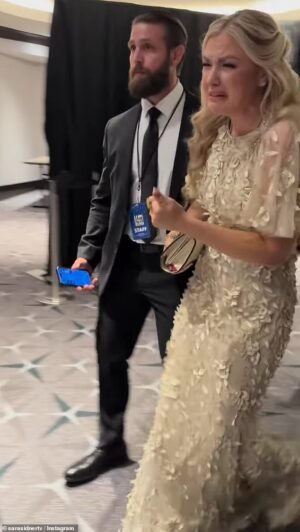 Una angustiada Erica Kirk grita “Quiero irme a casa” mientras la llevan a un lugar seguro después del tiroteo en la cena de corresponsales de la Casa Blanca.