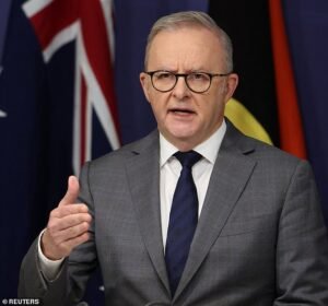 Albanese responde después de que un hombre supuestamente abrió fuego en la cena de corresponsales de la Casa Blanca después de que Donald Trump y Melania fueran sacados corriendo.