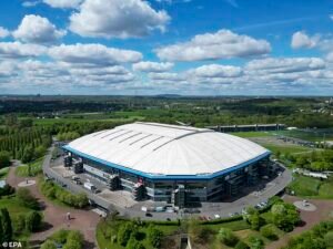 El fútbol alemán se estremece después de que un limpiador encontrara muerto a un hombre en el baño del estadio