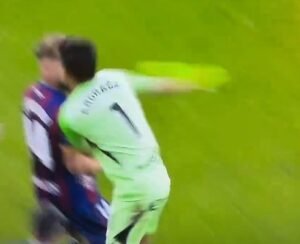 El impactante momento en que el portero ataca al jugador contrario provoca escenas caóticas en el campo