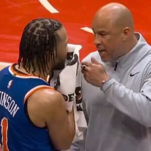 La estrella de los New York Knicks, Jalen Brunson, apareció en una discusión explosiva con su papá durante un partido crucial de los playoffs.