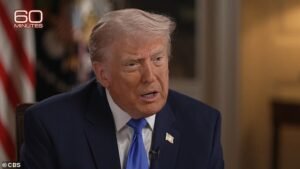 Trump revive el aterrador momento cuando se escuchan disparos durante la cena de corresponsales, lo que obliga a los agentes de seguridad a dejarlo caer al suelo y arrastrarse hasta un lugar seguro.