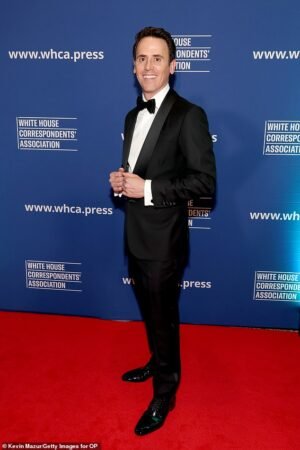 El mentalista Oz Perlman revela lo que le estaba mostrando a Melania Trump en una libreta segundos antes de que comenzaran los disparos en la Cena de Corresponsales de la Casa Blanca